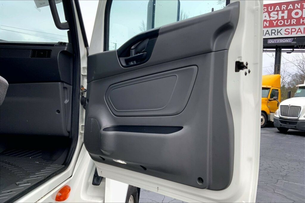 2022 CUM LT625 6×4 Sleeper