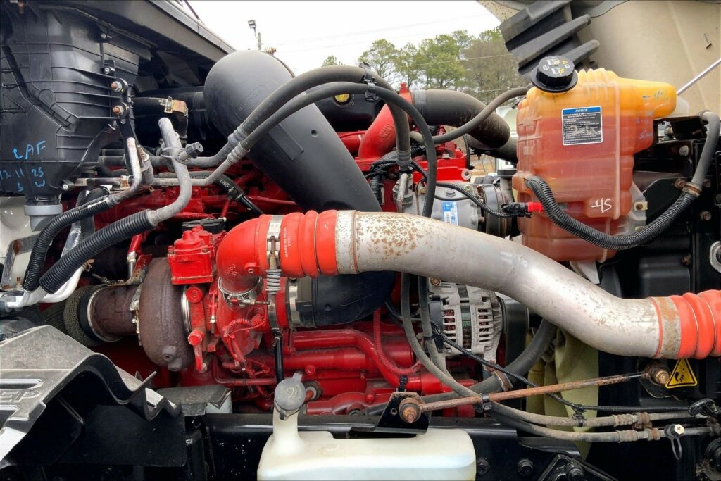 2022 CUM LT625 6×4 Sleeper