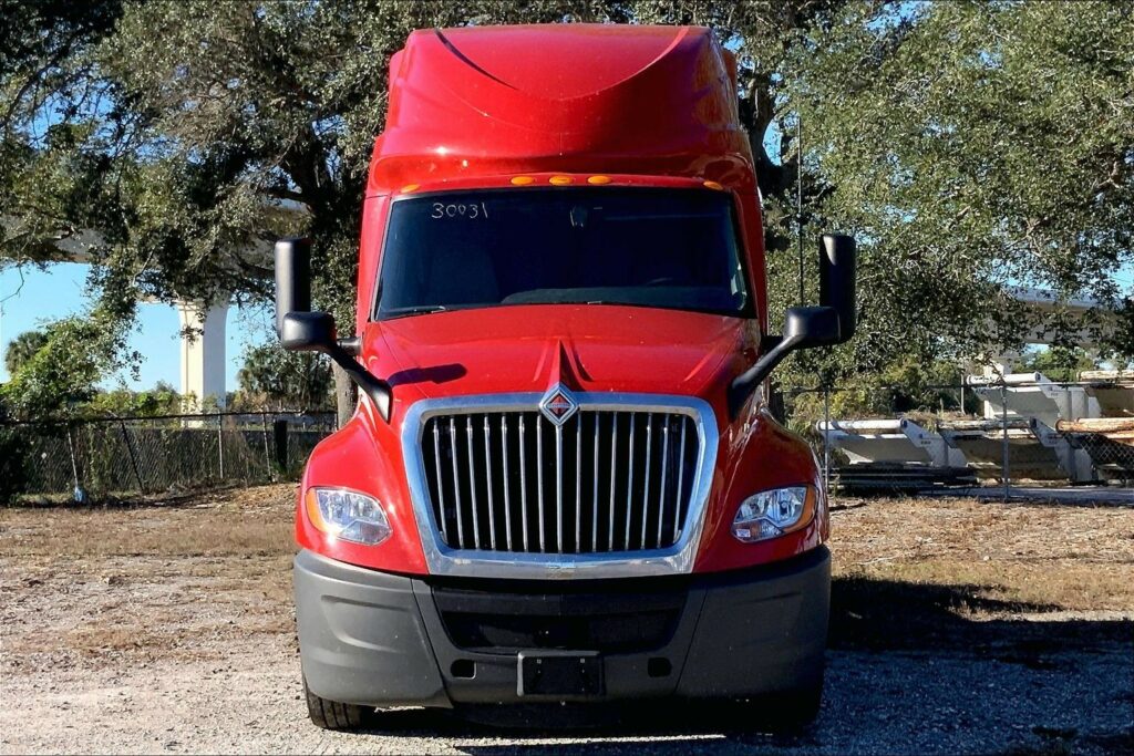 2023 CUM LT625 6X4 Sleeper