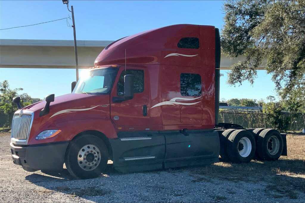 2023 CUM LT625 6X4 Sleeper