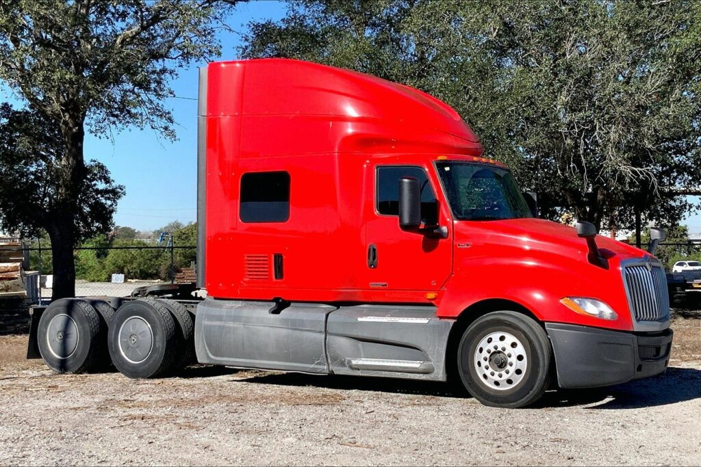 2021 CUM LT625 6×4 Sleeper