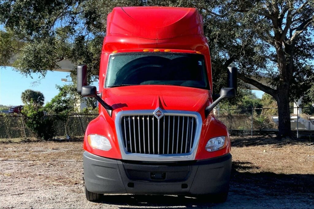 2021 CUM LT625 6×4 Sleeper