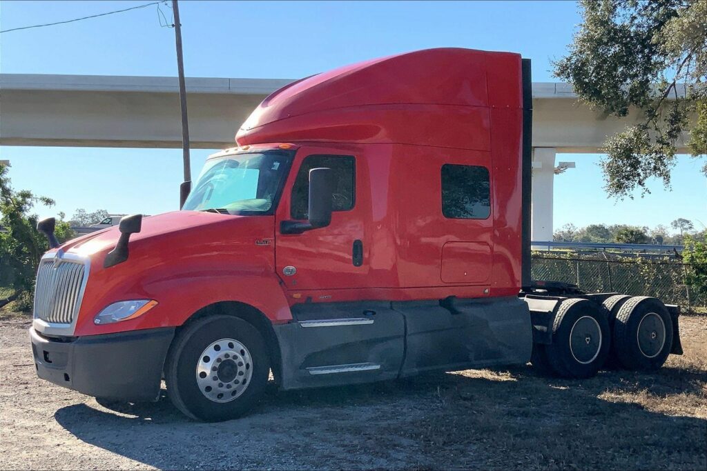 2021 CUM LT625 6×4 Sleeper