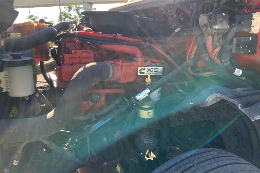 2021 CUM LT625 6×4 Sleeper