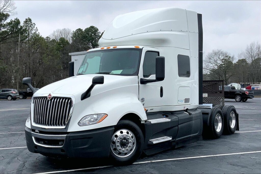 2022 CUM LT625 6×4 Sleeper