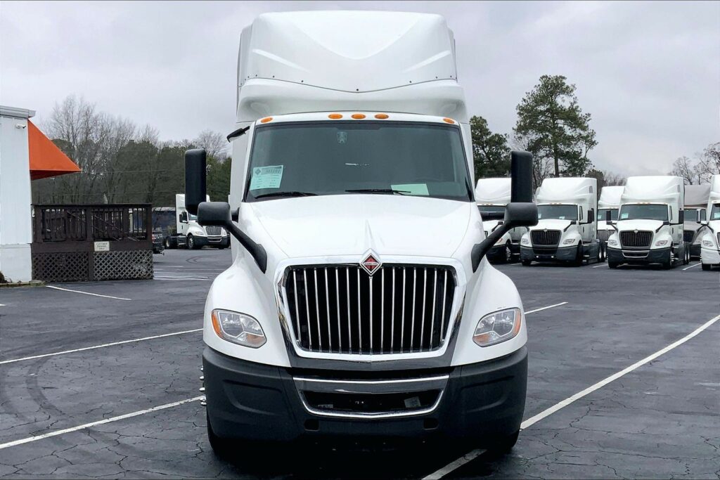 2022 CUM LT625 6×4 Sleeper