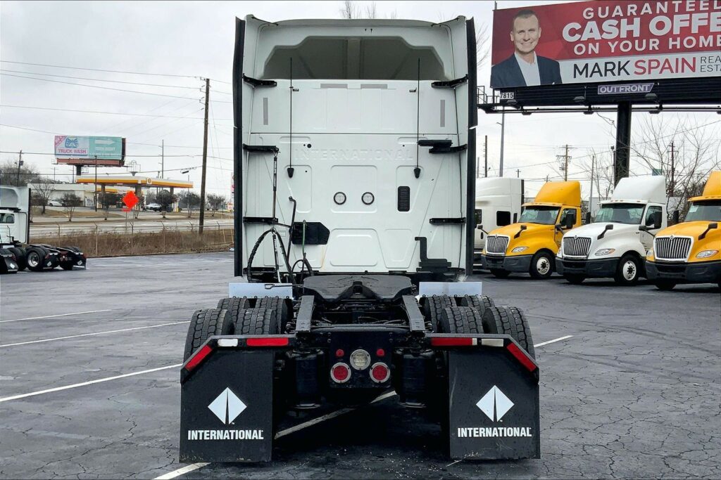 2022 CUM LT625 6×4 Sleeper