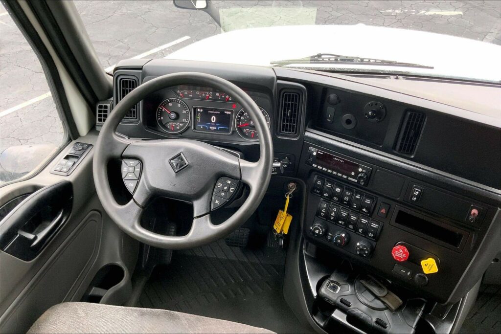 2022 CUM LT625 6×4 Sleeper