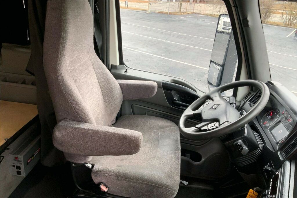 2022 CUM LT625 6×4 Sleeper