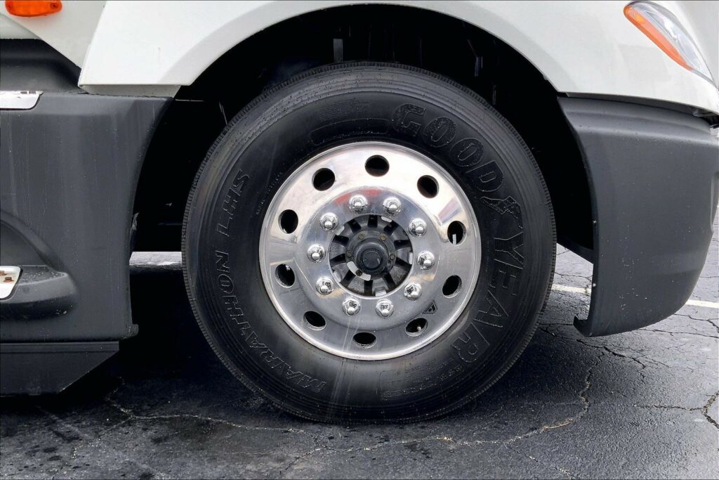 2022 CUM LT625 6×4 Sleeper