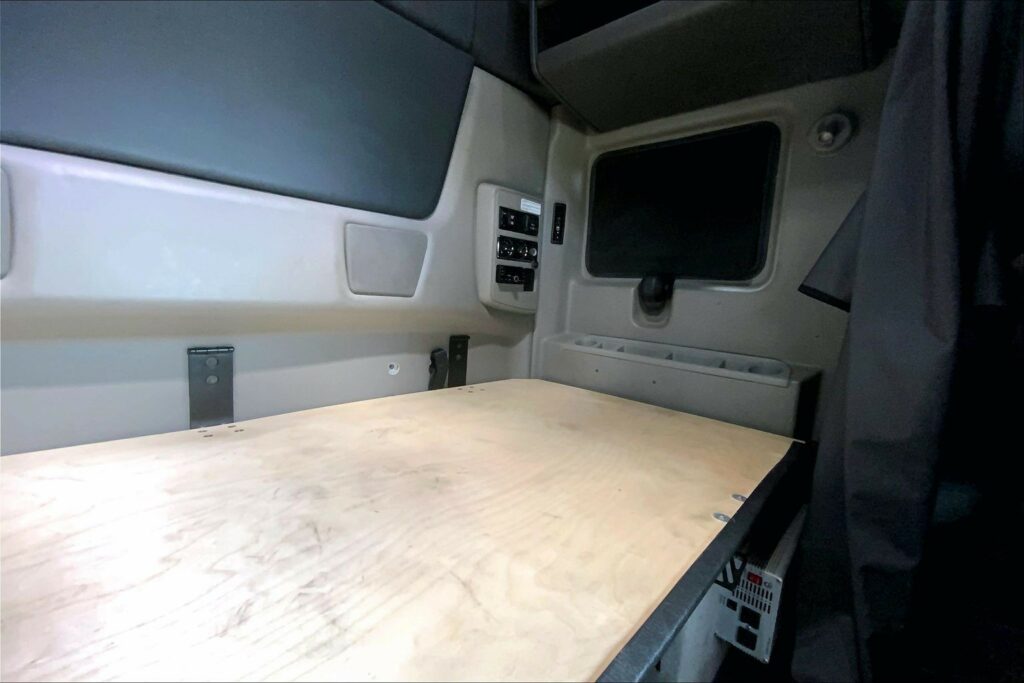 2022 CUM LT625 6×4 Sleeper