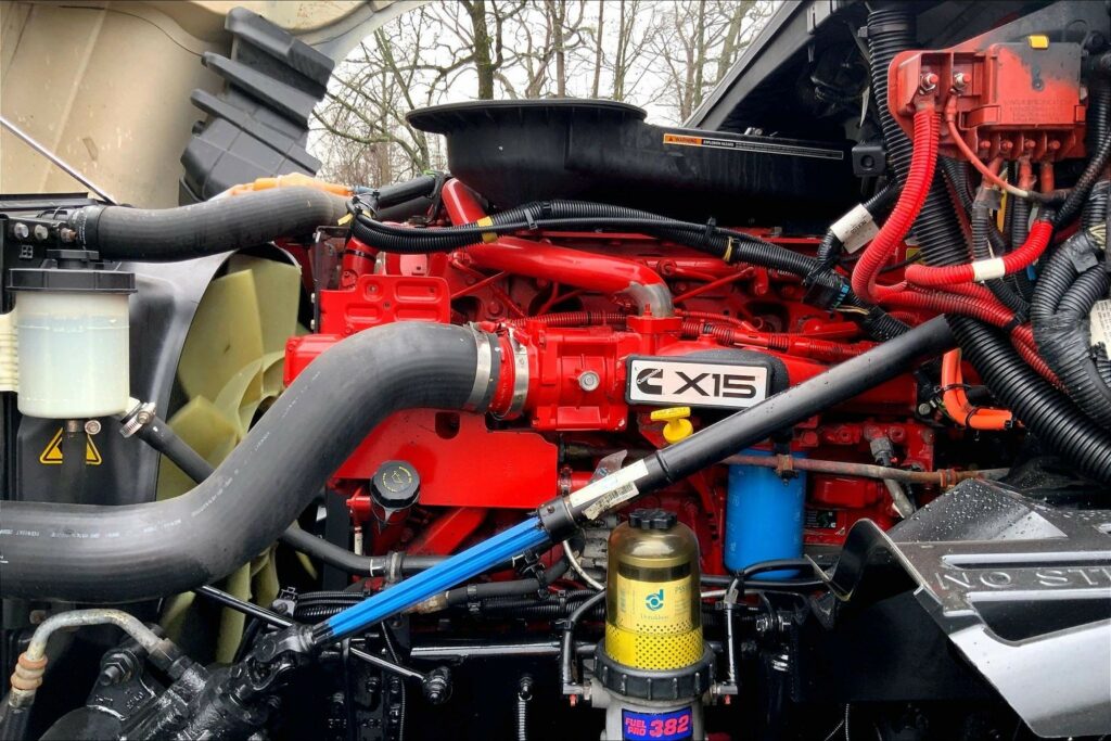 2022 CUM LT625 6×4 Sleeper