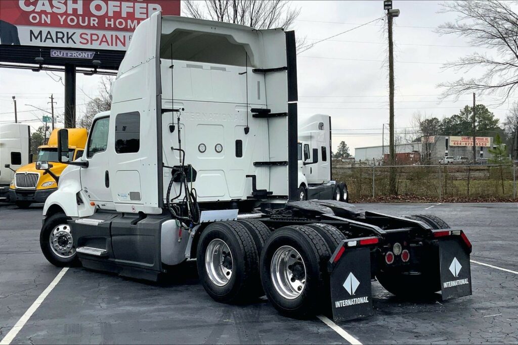 2022 CUM LT625 6×4 Sleeper