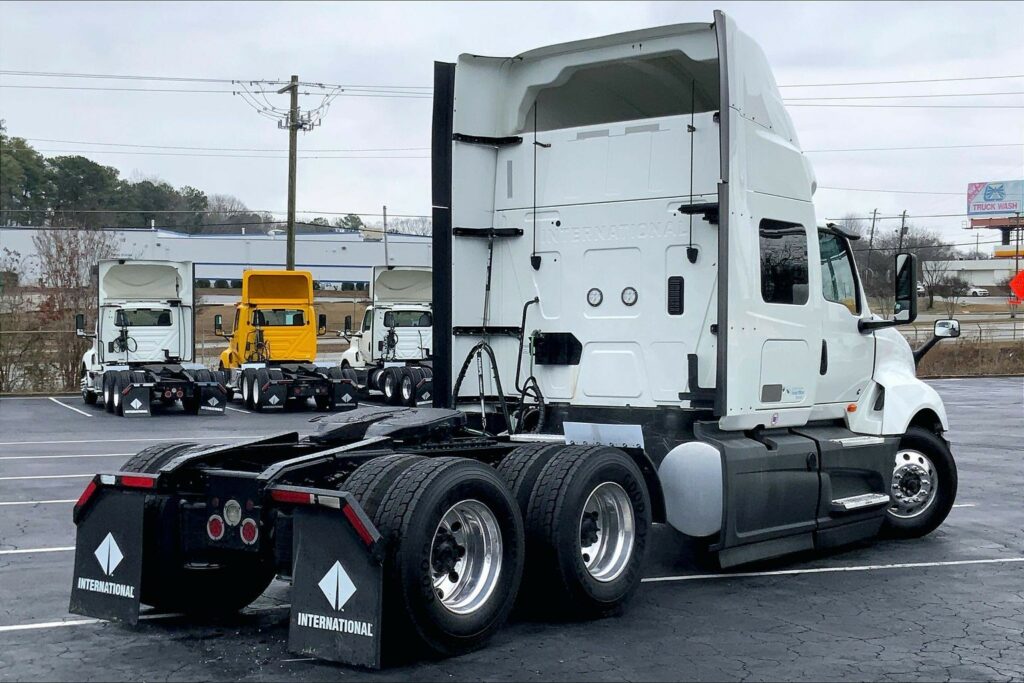 2022 CUM LT625 6×4 Sleeper