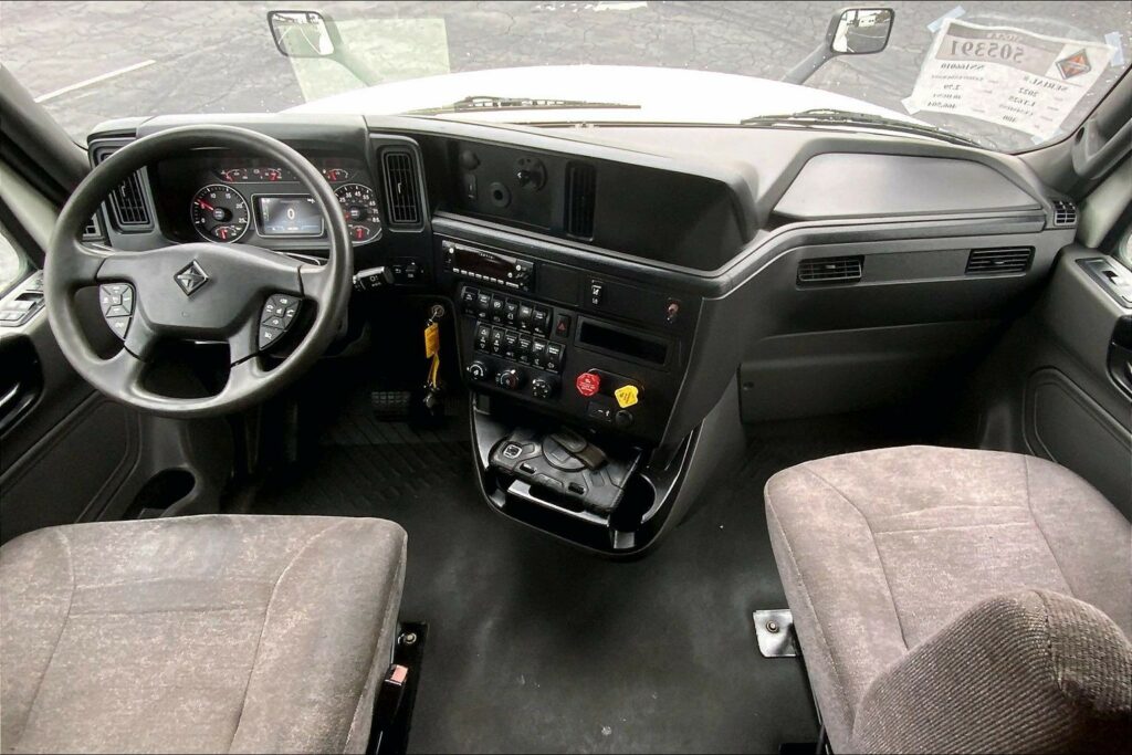 2022 CUM LT625 6×4 Sleeper