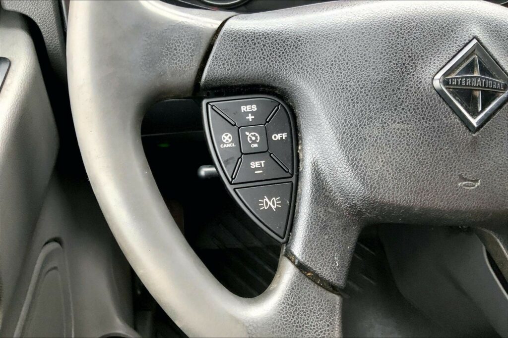 2022 CUM LT625 6×4 Sleeper