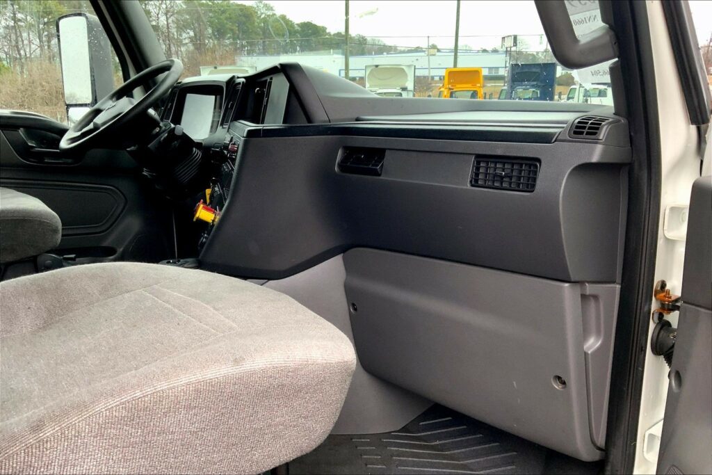 2022 CUM LT625 6×4 Sleeper