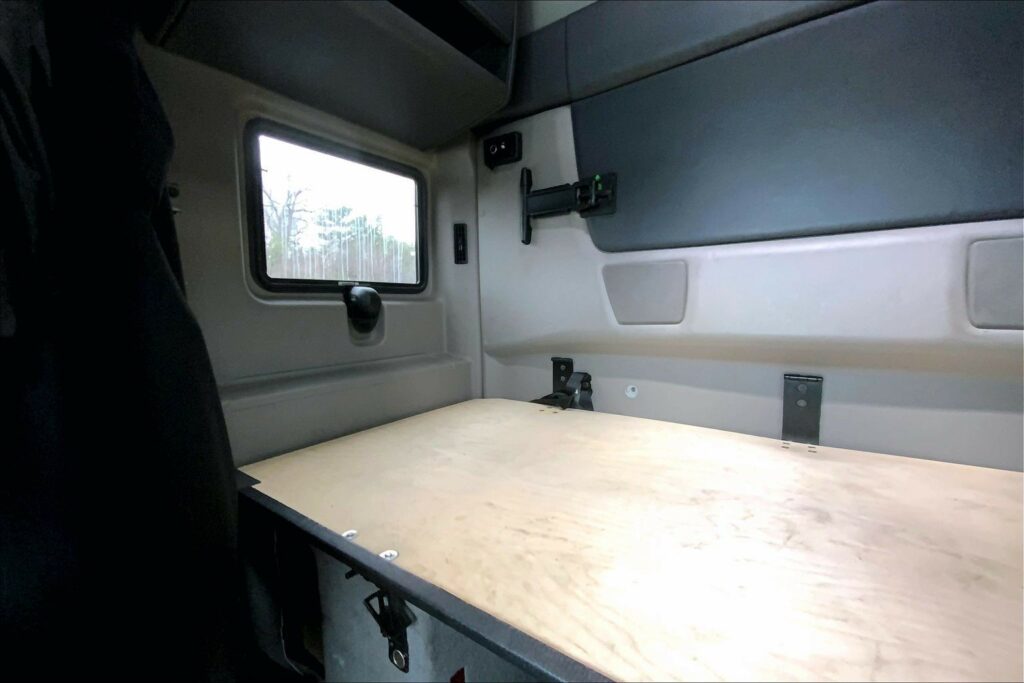 2022 CUM LT625 6×4 Sleeper