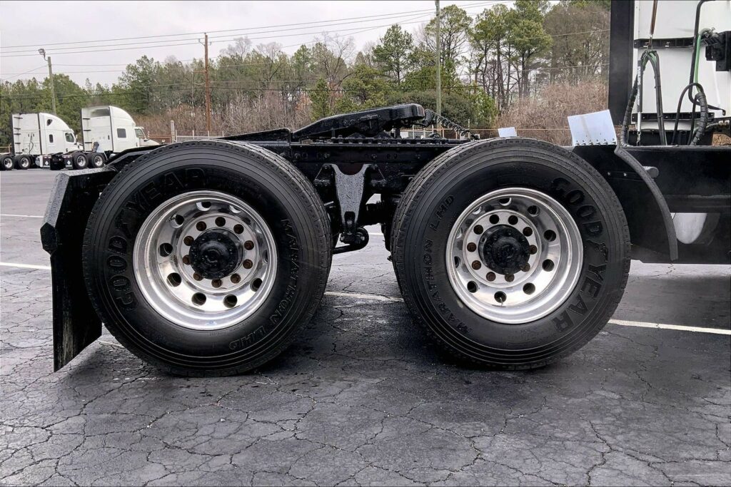 2022 CUM LT625 6×4 Sleeper