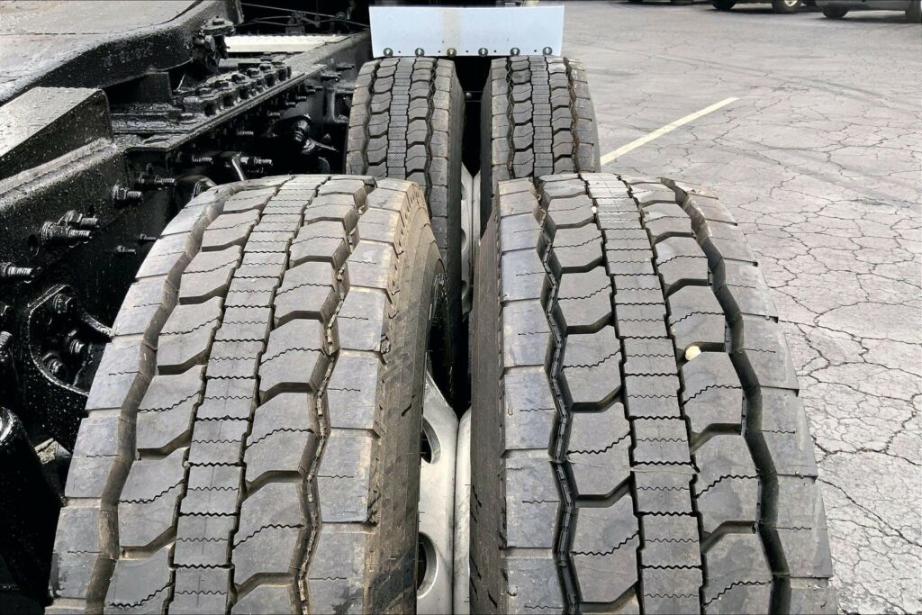 2022 CUM LT625 6×4 Sleeper