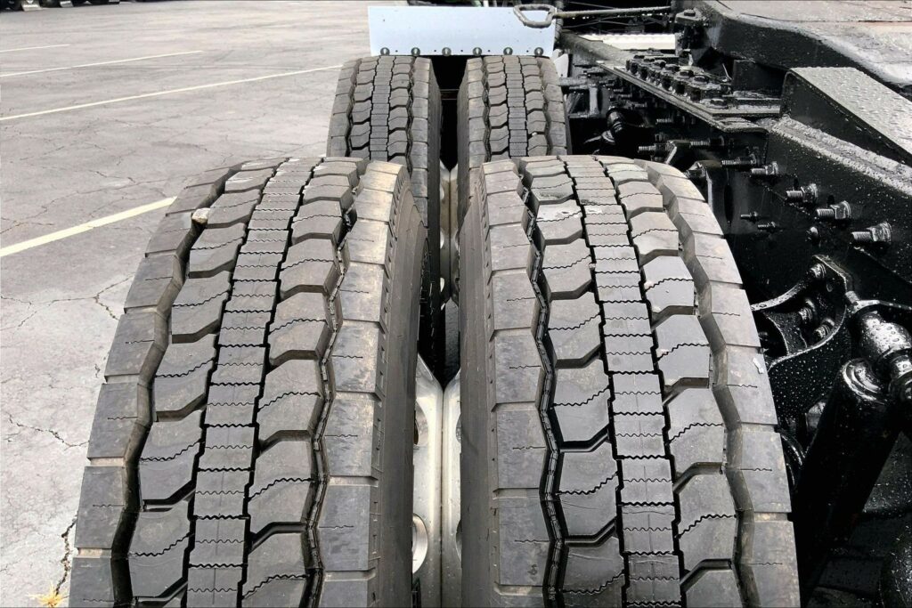 2022 CUM LT625 6×4 Sleeper