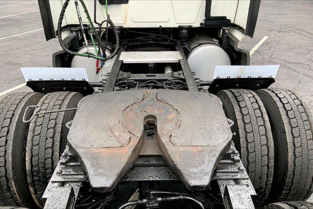 2022 CUM LT625 6×4 Sleeper