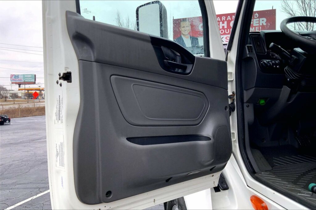 2022 CUM LT625 6×4 Sleeper