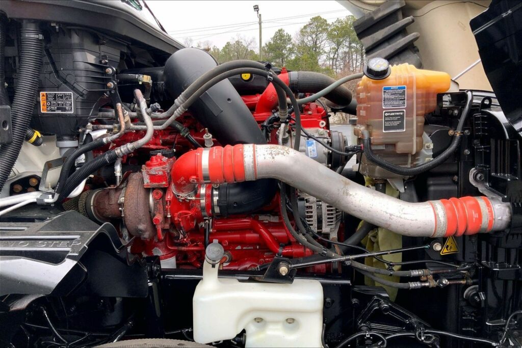 2022 CUM LT625 6×4 Sleeper