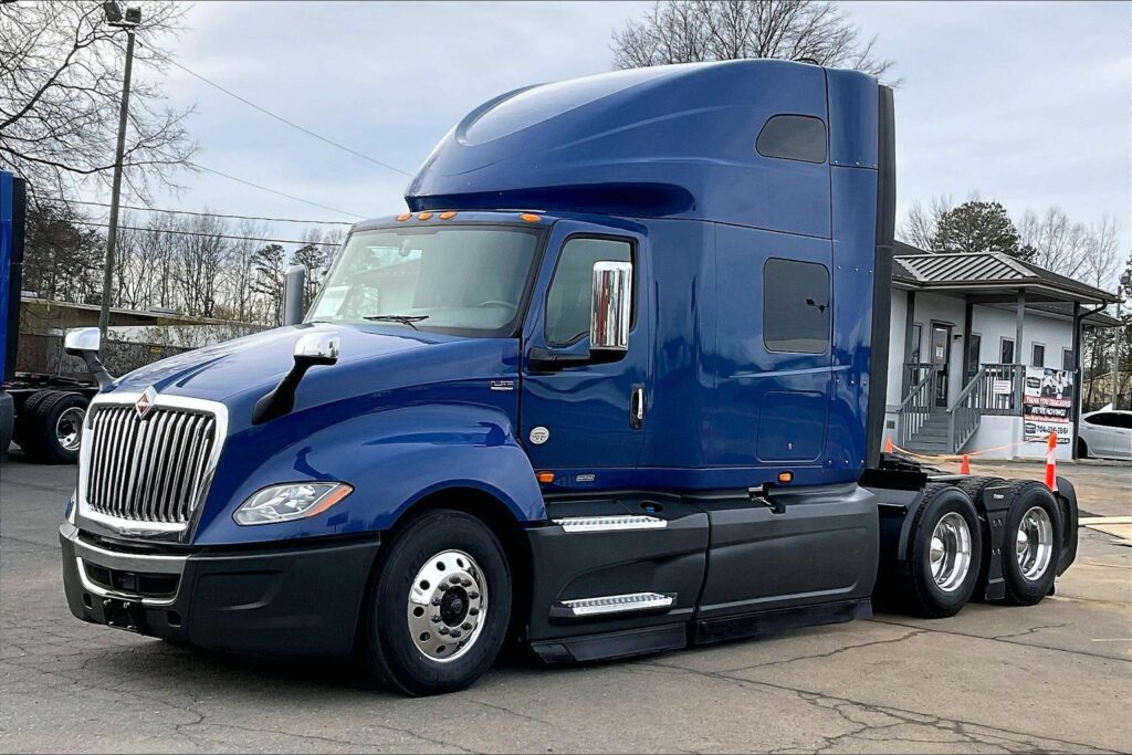 2022 CUM LT625 6×4 Sleeper