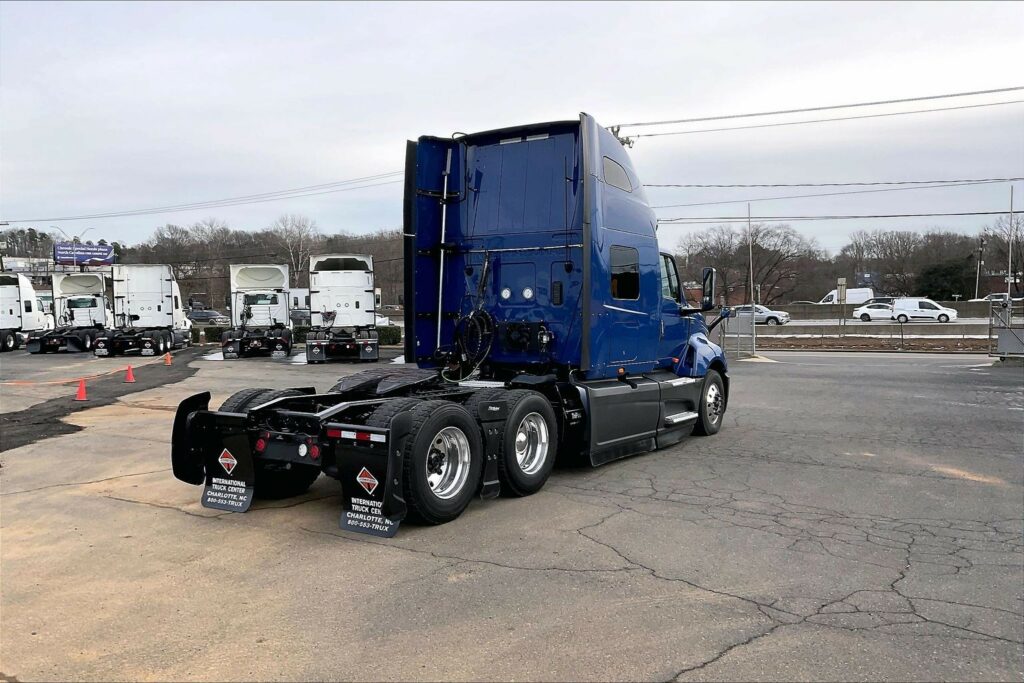 2022 CUM LT625 6×4 Sleeper