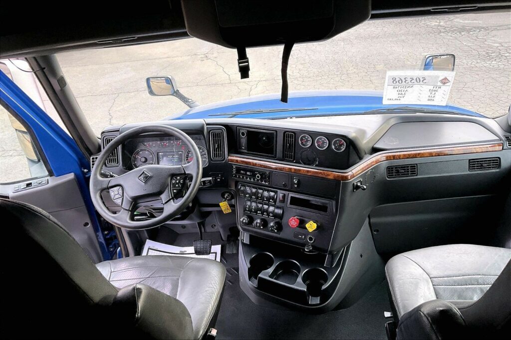 2022 CUM LT625 6×4 Sleeper