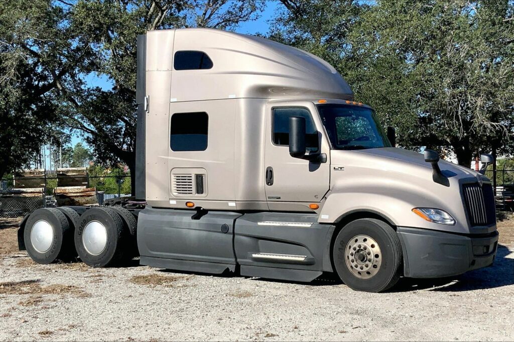 2022 CUM LT625 6×4 Sleeper