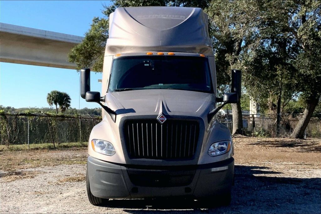 2022 CUM LT625 6×4 Sleeper