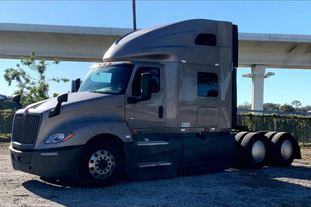 2022 CUM LT625 6×4 Sleeper