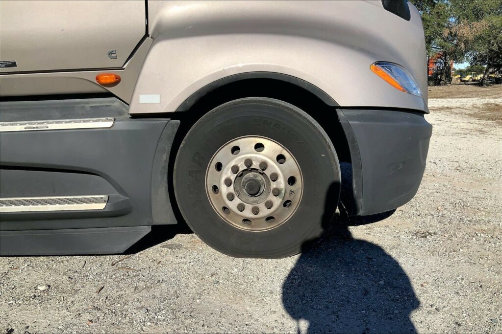 2022 CUM LT625 6×4 Sleeper