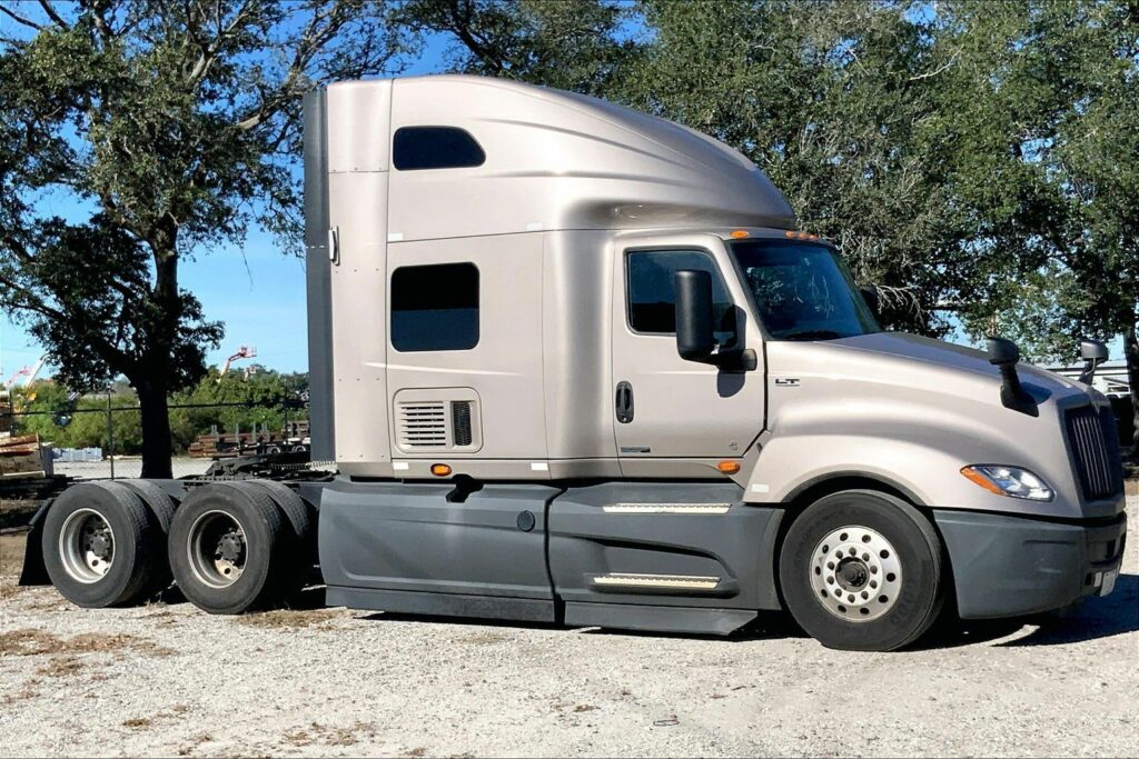 2022 CUM LT625 6×4 Sleeper