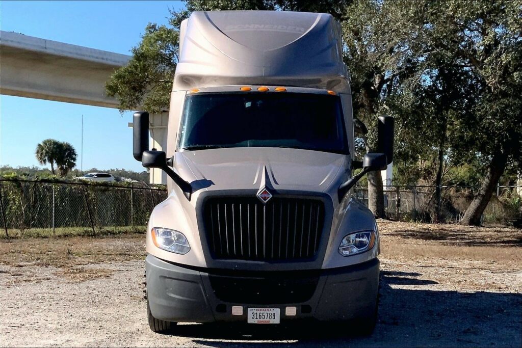 2022 CUM LT625 6×4 Sleeper