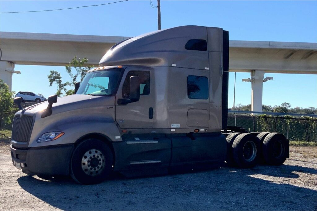 2022 CUM LT625 6×4 Sleeper