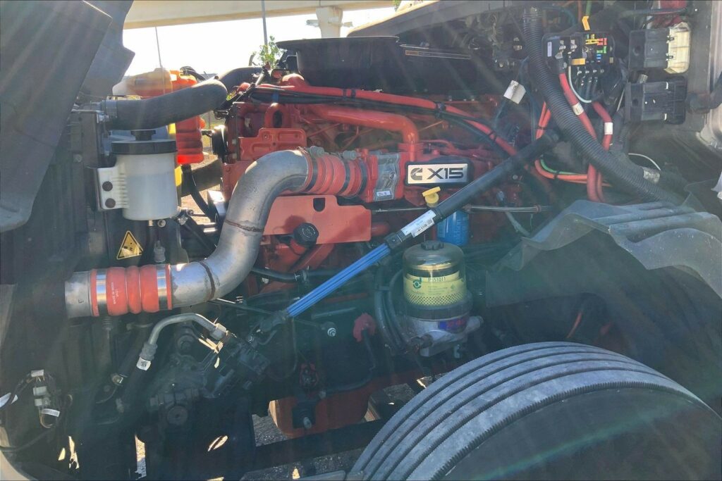 2022 CUM LT625 6×4 Sleeper