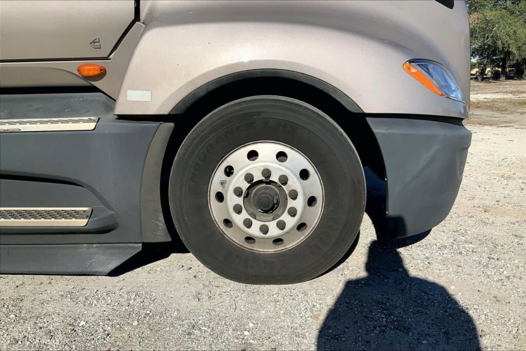 2022 CUM LT625 6×4 Sleeper