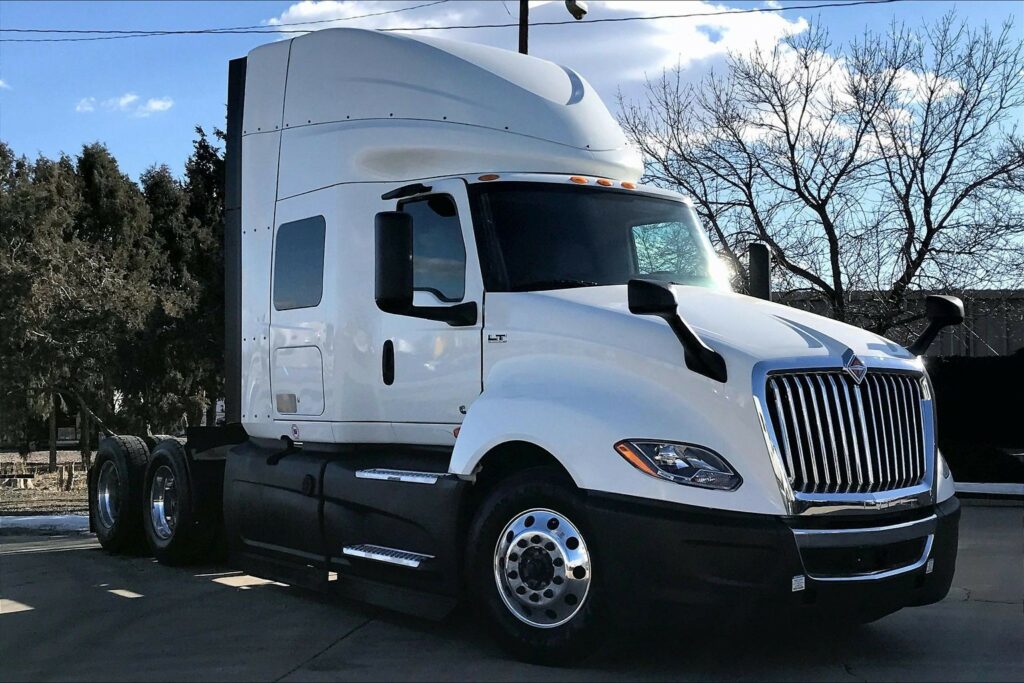 2022 CUM LT625 6×4 Sleeper