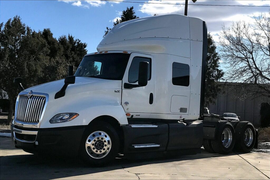 2022 CUM LT625 6×4 Sleeper