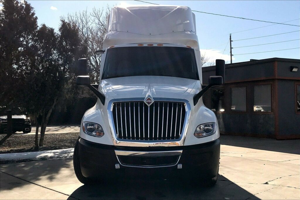 2022 CUM LT625 6×4 Sleeper