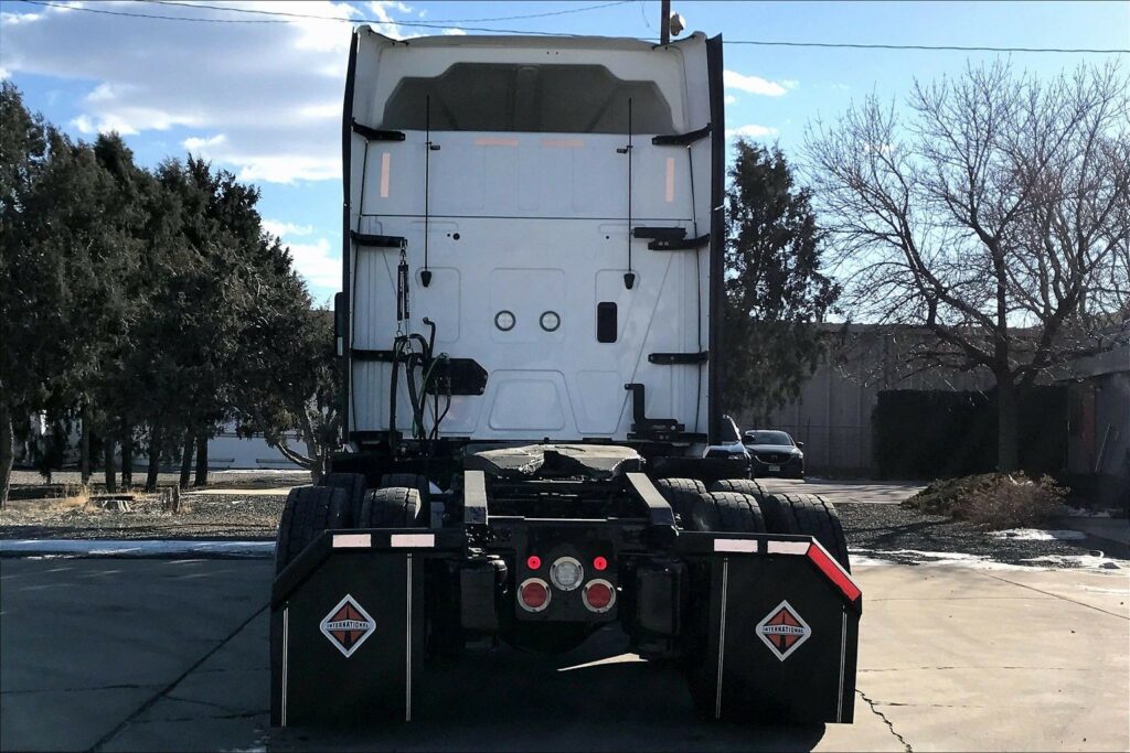 2022 CUM LT625 6×4 Sleeper