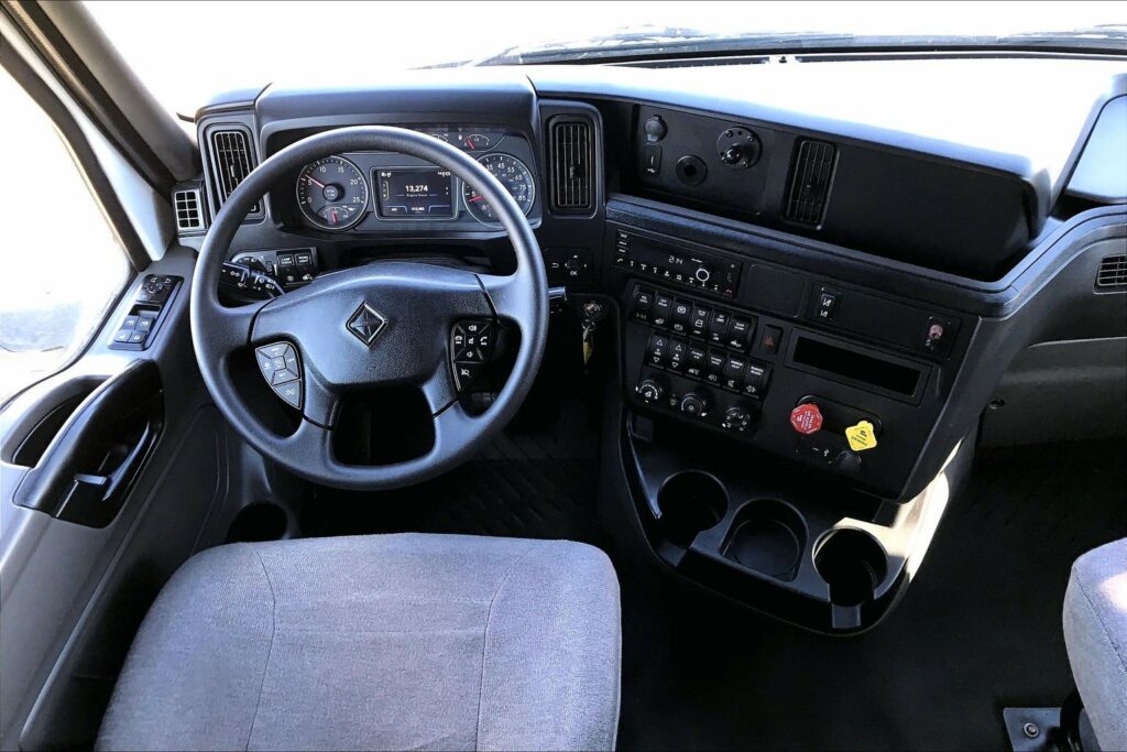 2022 CUM LT625 6×4 Sleeper