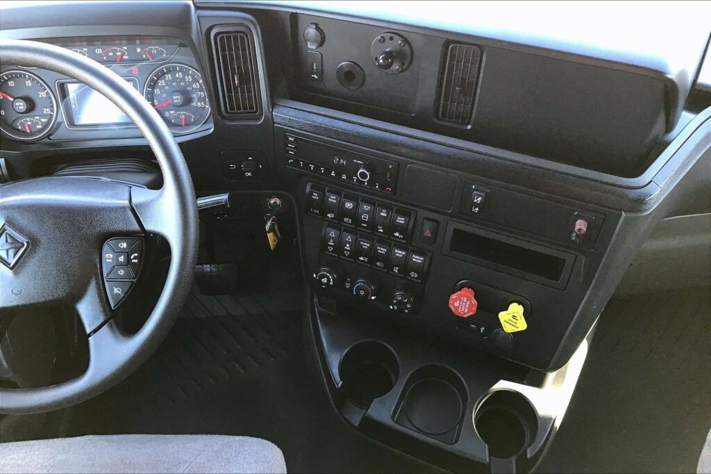 2022 CUM LT625 6×4 Sleeper