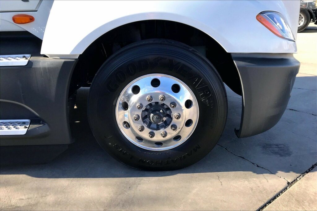 2022 CUM LT625 6×4 Sleeper