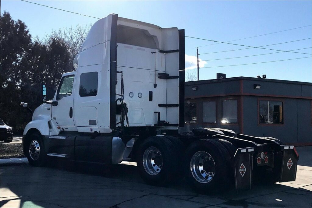 2022 CUM LT625 6×4 Sleeper