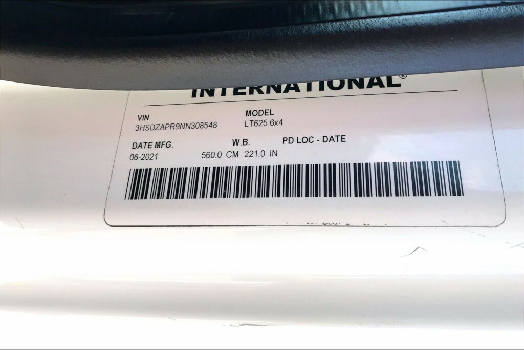 2022 CUM LT625 6×4 Sleeper