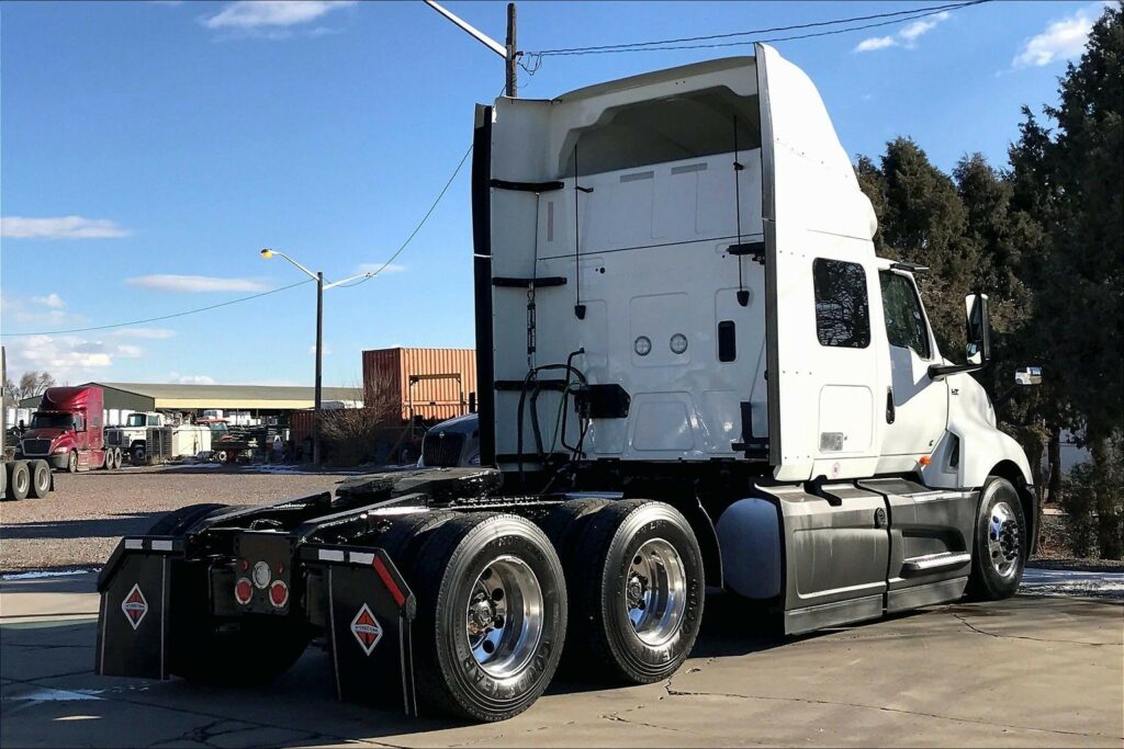 2022 CUM LT625 6×4 Sleeper